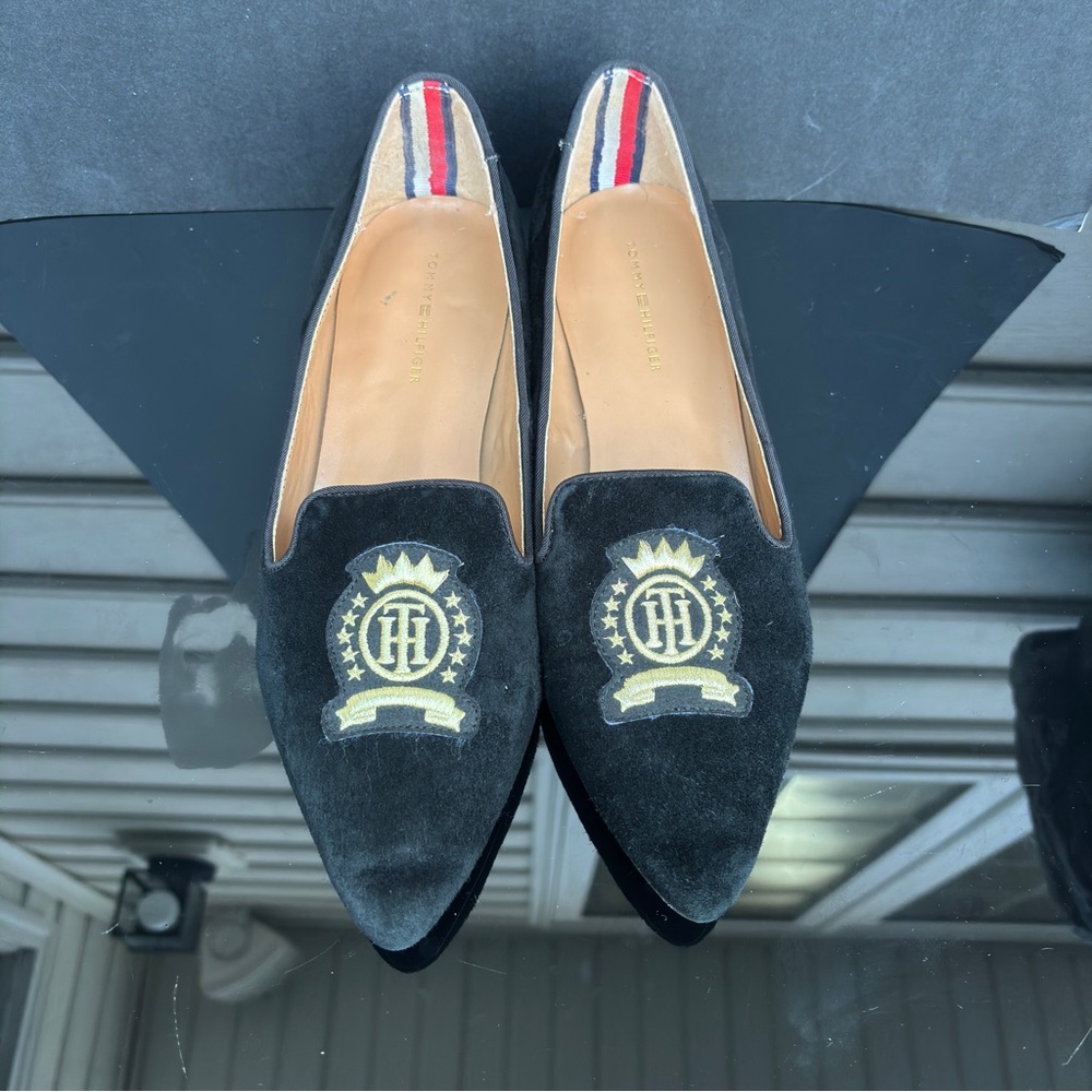 Tommy Hilfiger Loafer Flats Women Size 7 M Gold Crest Pointed Toe Low Heel